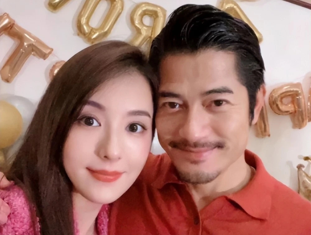 郭富城被拍到带家人去吃饭,表情凶狠,眼睛睁得大大的,还愤怒地指着镜头警告摄影师