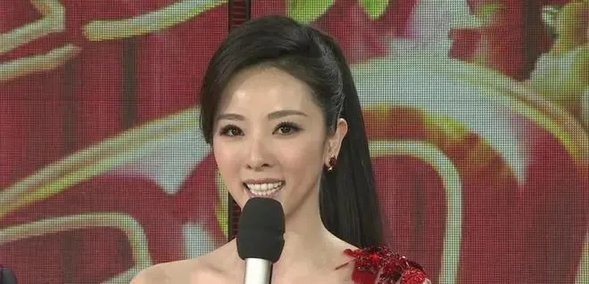 李思思:19岁进央视,和同学结婚,生了两个儿子。现在他被告知36岁离开