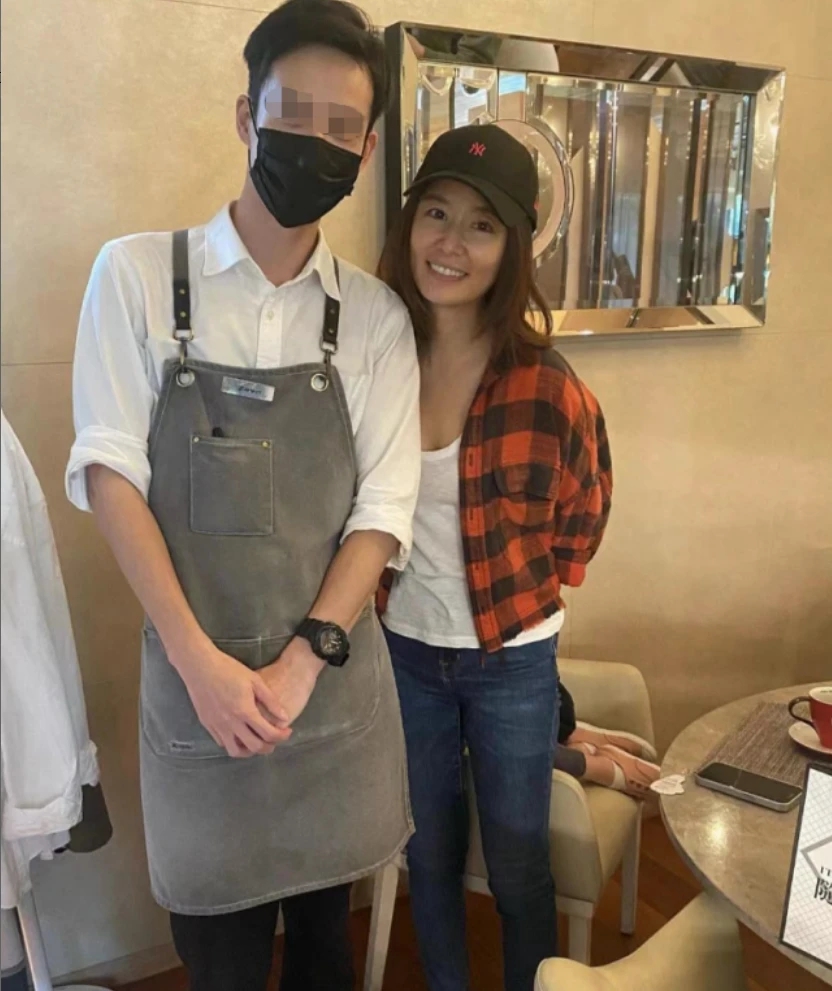 林心如的家庭晚餐被拍摄下来,两人穿着朴素憔悴,海豚一路躲在妈妈身后