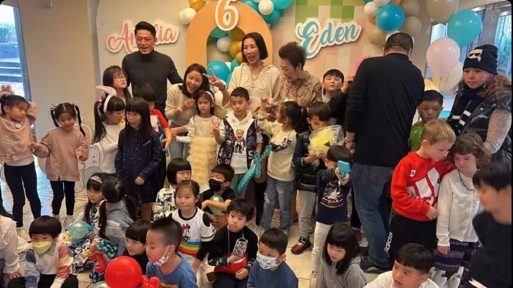 一家三口在公共场合合影,林心如穿着价值百万的衣服,他的女儿穿着廉价,霍建华被嘲笑