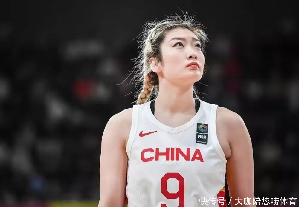 李咏的女儿成为演员时备受争议,被质疑以父母关系出道