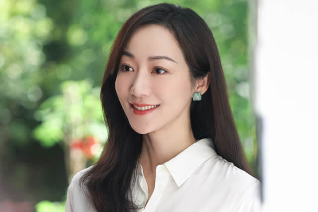 黎姿越来越会打扮了,无袖衬衫配奶奶裤,浪漫又高级
