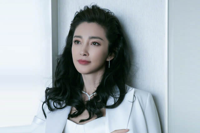 美在骨子里,但丽贝卡浪漫高级在绿色搭配花裙子,看起来像49岁?