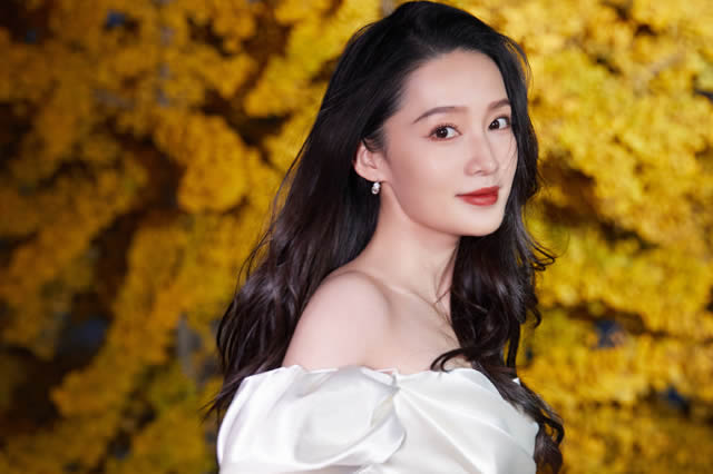 霍思燕有了怎样的改变?粉色大衣难掩她肥胖的身材,眼睑松弛