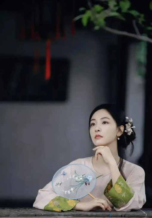 超百亿，范思哲又被卖了