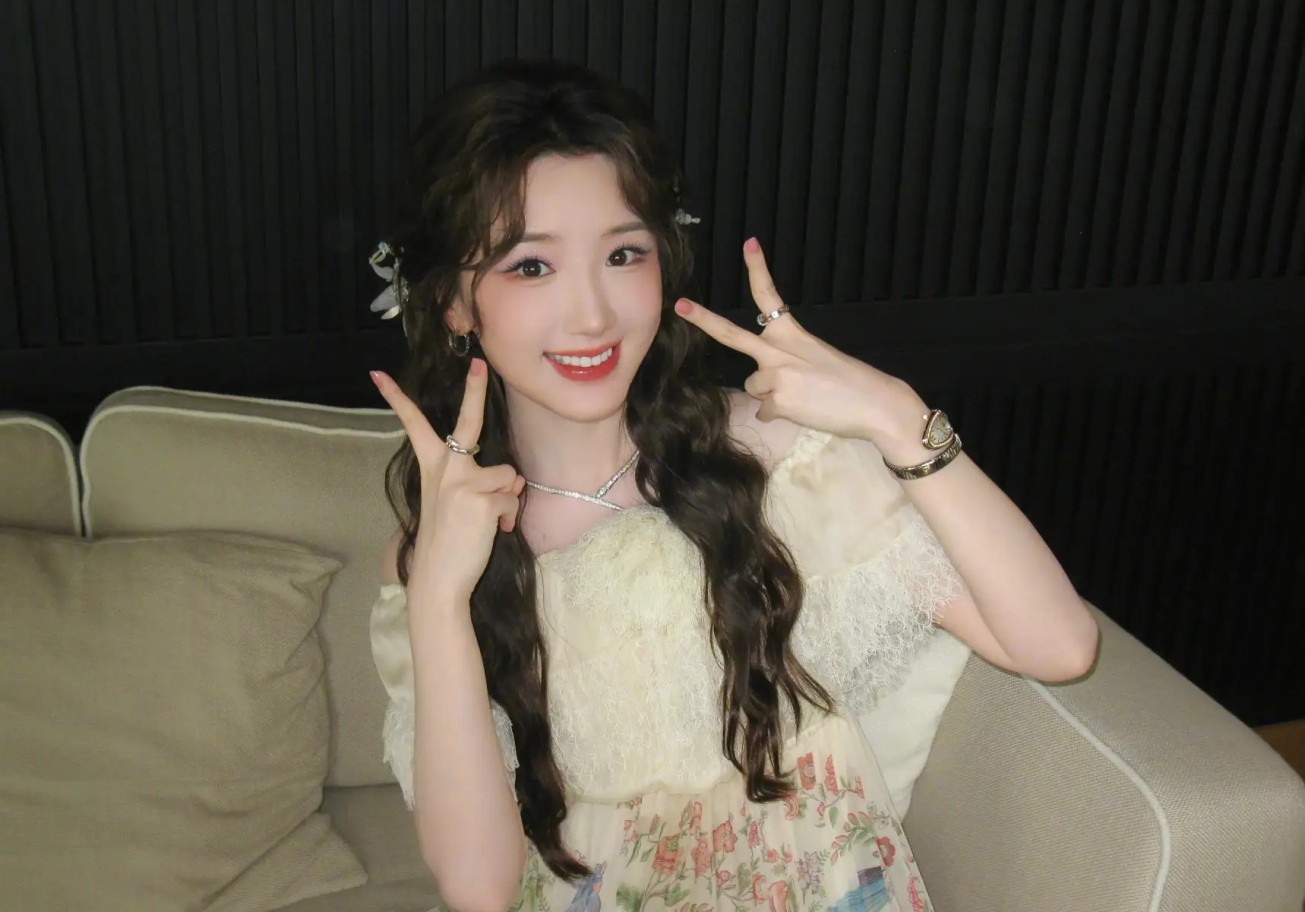 娜奥米·沃茨跨性别女儿纽约随性出街，逐梦超模获父亲全力支持